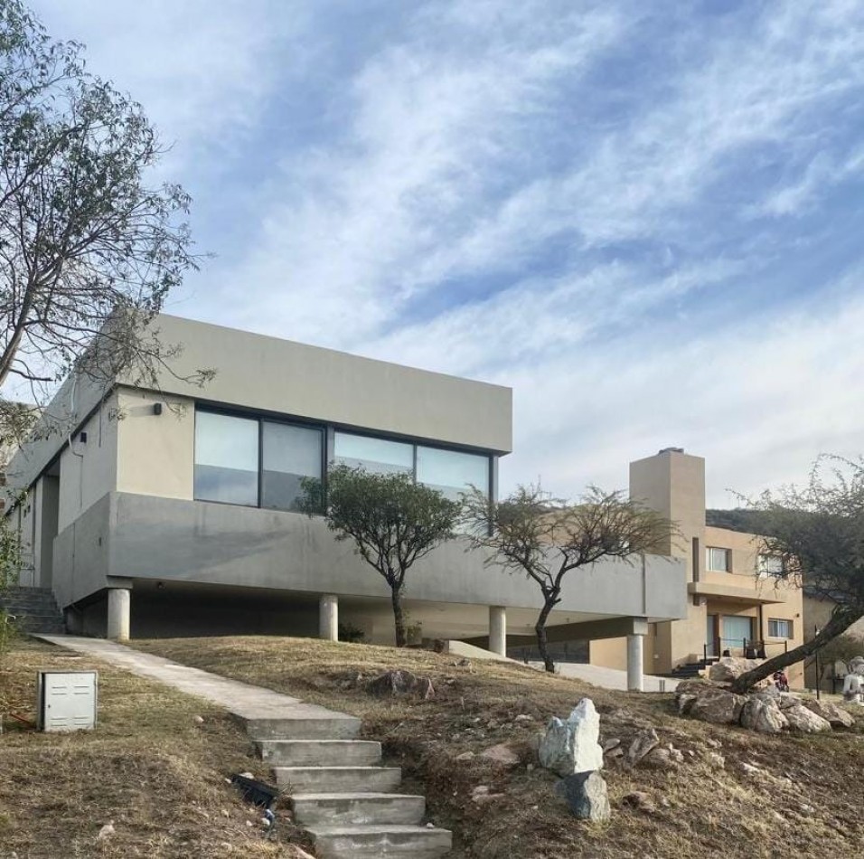 VENTA HERMOSA CASA EN BARRIO CERRADO TIERRA ALTA COMARCA SERRANA